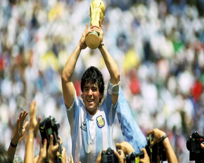 Maradona là ai? Tiểu sử và sự nghiệp bóng đá của huyền thoại Maradona