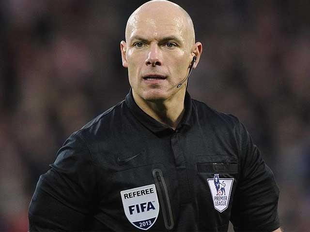 Điều gì xảy ra khi trọng tài Howard Webb nghỉ hưu để làm việc mới