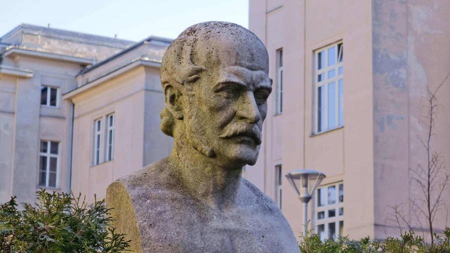 Dr. Ignaz Semmelweis: First advocated handwashing benefits