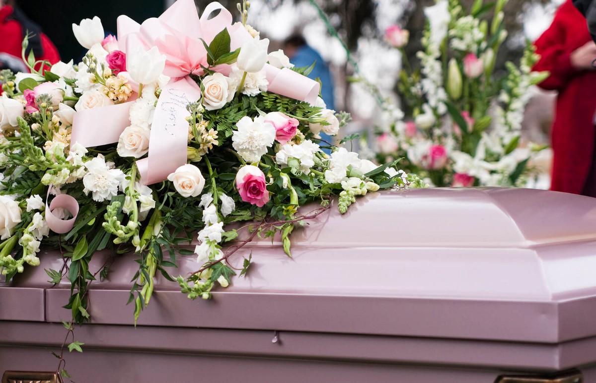 Top 3 Reasons Why Flowers Are Considered Better Funeral Gifts Than Donation | by Peaceful Wreaths | Apr, 2022 | Medium