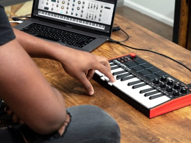 Exploring Musical Possibilities: Intro into MIDI Keyboards for Beginnerse Separator Site titlSeparatore